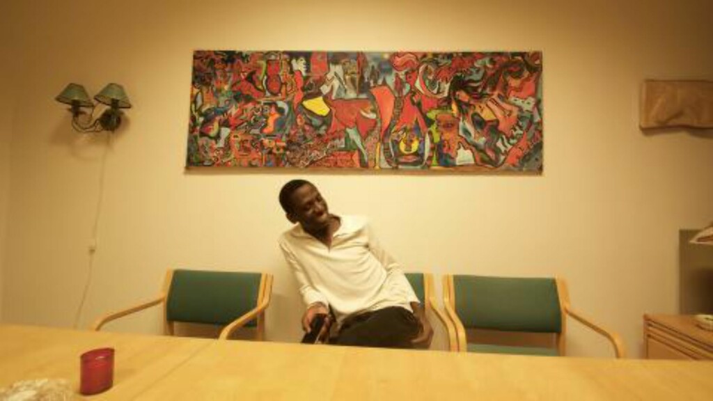 SMILER: Abdilatifu Ssenyondwa smiler fra øre til øre. Her i SEIFs lokaler har han tilbrakt mye tid. Nå håper han på å kunne skaffe seg en jobb. Foto: Ådne Husby Sandnes SMILER: Abdilatifu Ssenyondwa smiler fra øre til øre. Her i SEIFs lokaler har han tilbrakt mye tid. Nå håper han på å kunne skaffe seg en jobb. Foto: Ådne Husby Sandnes