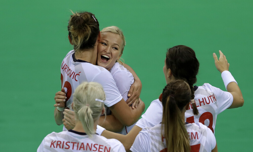 FAVORITTER: Stine Bredal Oftedal og Norge før kampen mot Sverige. Foto: AP Photo/Ben Curtis FAVORITTER: Stine Bredal Oftedal og Norge før kampen mot Sverige. Foto: AP Photo/Ben Curtis