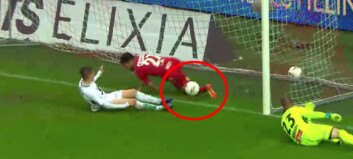 Dommeren sier han ikke har sett bevis på at denne ballen er inne. Blir slaktet Dommeren sier han ikke har sett bevis på at denne ballen er inne. Blir slaktet