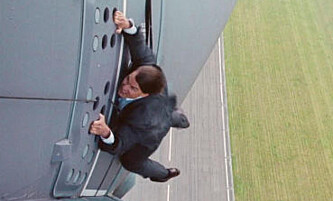 Her henger Tom Cruise ut av et fly i fart Her henger Tom Cruise ut av et fly i fart