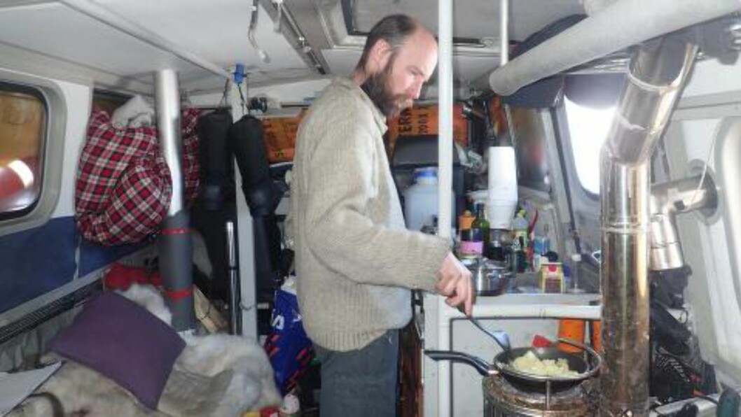 <strong>OM BORD:</strong> Audun lager middag om bord i «Sabvabaa». Foto: Ynge Kristoffersen. <strong>OM BORD:</strong> Audun lager middag om bord i «Sabvabaa». Foto: Ynge Kristoffersen.
