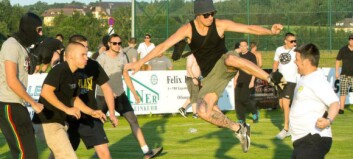 Hooligans stormet banen og angrep motstanderens fans med kung fu-spark Hooligans stormet banen og angrep motstanderens fans med kung fu-spark