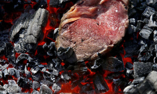 image: Ekstrem grilling: Legg biffen rett på kullet