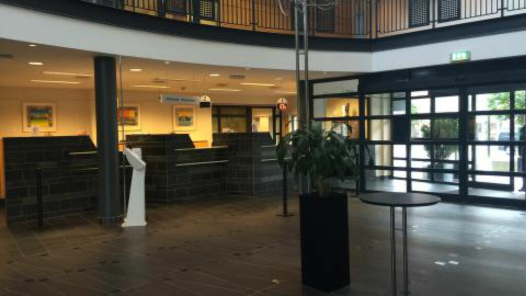 ANGREP POLITIMANN: Publikum kommer inn til resepsjonen på politivakta i Stavanger gjennom den ytre glassdøra til høyre. Om kvelden blir den indre glassdøra åpnet av politi på vakt. 24-åringen hoppet over publikumskranken til venstre og fyrte av et skudd med pistolen til vakthavende polititjenestemann. Foto: Rogaland politidistrikt. ANGREP POLITIMANN: Publikum kommer inn til resepsjonen på politivakta i Stavanger gjennom den ytre glassdøra til høyre. Om kvelden blir den indre glassdøra åpnet av politi på vakt. 24-åringen hoppet over publikumskranken til venstre og fyrte av et skudd med pistolen til vakthavende polititjenestemann. Foto: Rogaland politidistrikt.