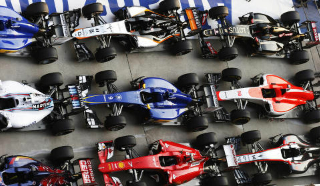 BILER: Formel 1-biler står og venter. NTB Scanpix BILER: Formel 1-biler står og venter. NTB Scanpix