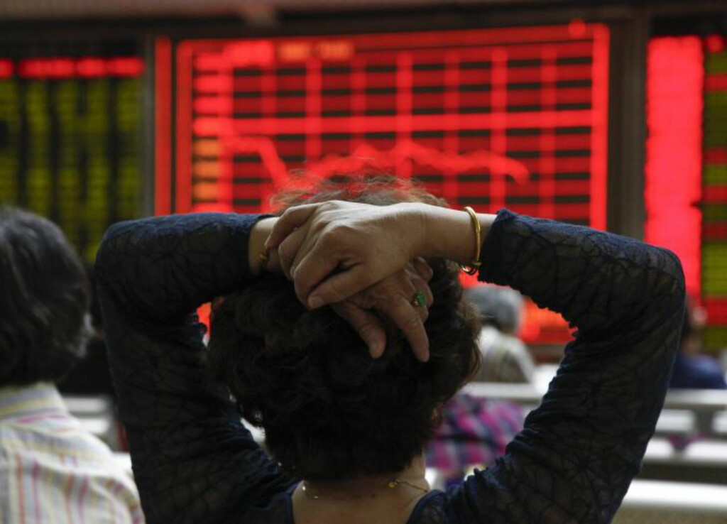 NED I DAG: En investor følger med på kursene ved et meglerhus i beijing i dag. Kinesiske børser gikk nedover for andre dag på rad i dag etter flere dager med oppgang i slutten av august. Foto: ROLEX DELA PENA / EPA / NTB SCANPIX NED I DAG: En investor følger med på kursene ved et meglerhus i beijing i dag. Kinesiske børser gikk nedover for andre dag på rad i dag etter flere dager med oppgang i slutten av august. Foto: ROLEX DELA PENA / EPA / NTB SCANPIX