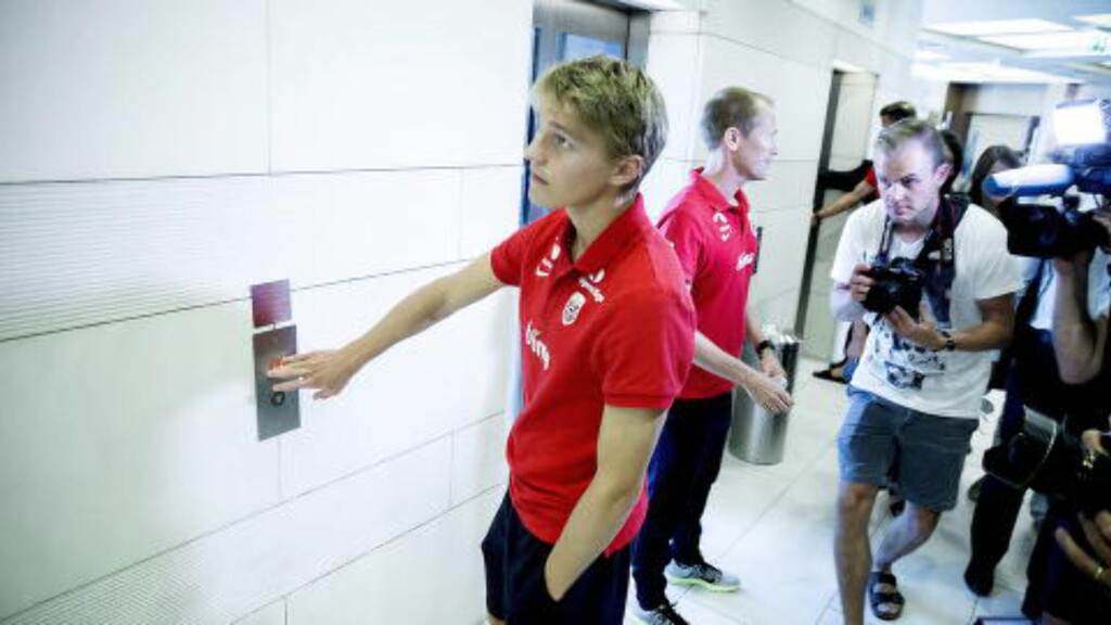 PLIKTEN UTFØRT: Martin Ødegaard på vei tilbake til rommet etter pressetreffet dagen før kampen mot Bulgaria. Foto: Bjørn Langsem PLIKTEN UTFØRT: Martin Ødegaard på vei tilbake til rommet etter pressetreffet dagen før kampen mot Bulgaria. Foto: Bjørn Langsem