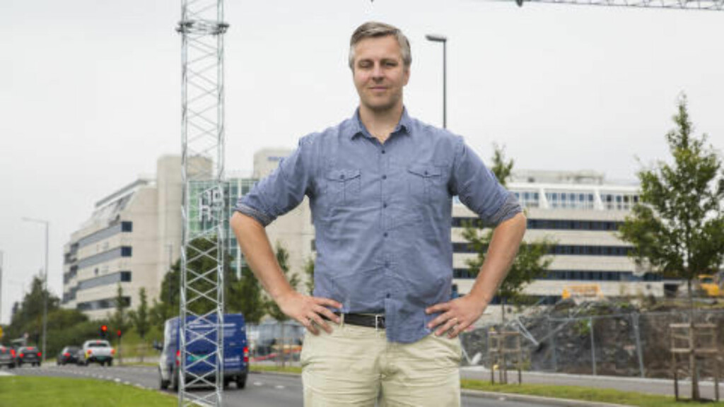 PENDLER: Amund Røhne er en av de som bruker mengder av kroner på pendling til og fra Oslo. Nå vil han prøve seg med elbil. Foto: Morten Eik PENDLER: Amund Røhne er en av de som bruker mengder av kroner på pendling til og fra Oslo. Nå vil han prøve seg med elbil. Foto: Morten Eik
