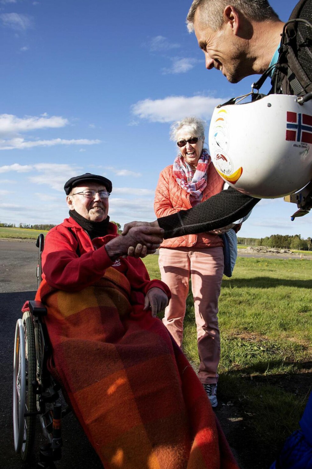 BAKKEKONTAKT: En spent Jan Tjemsland og kona Laila Tjemsland hilser på tandempilot Reidar Berntsen som skal ta med 77-åringen på hans første hangglidertur. Foto: LARS MYHREN HOLAND BAKKEKONTAKT: En spent Jan Tjemsland og kona Laila Tjemsland hilser på tandempilot Reidar Berntsen som skal ta med 77-åringen på hans første hangglidertur. Foto: LARS MYHREN HOLAND