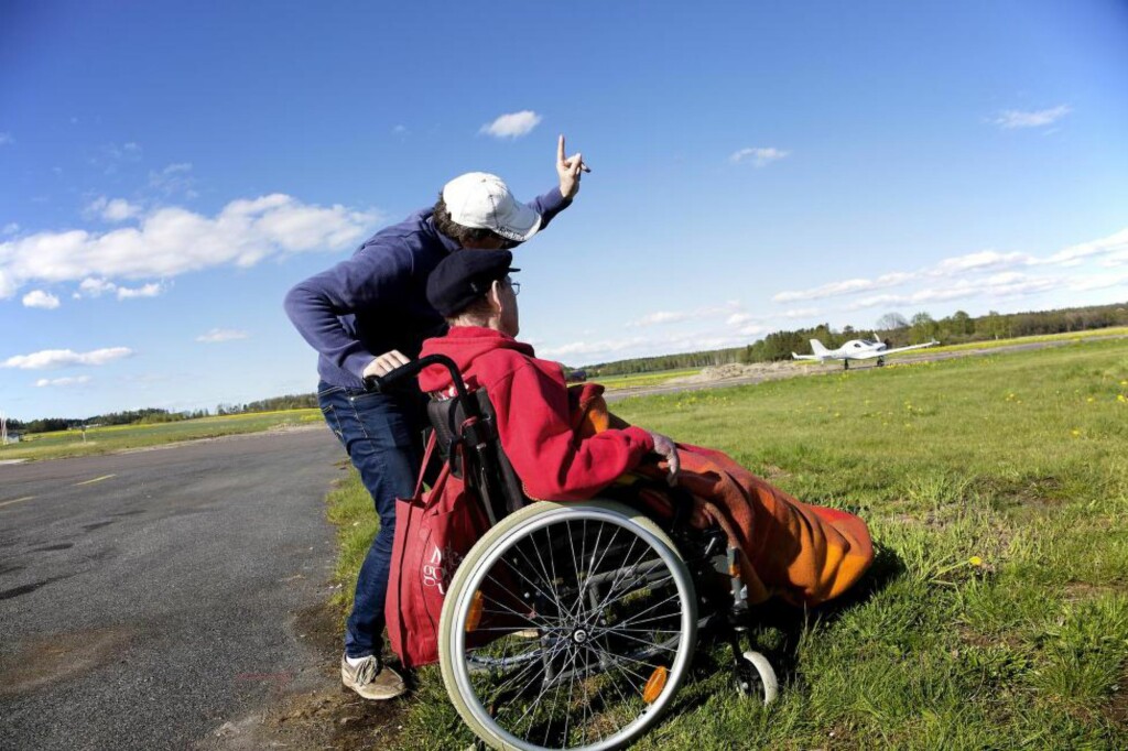 VÅGESTYKKE: Far og sønn vurderer helserisikoen ved å fly hanggliding. Orker Jan? Foto: LARS MYHREN HOLAND VÅGESTYKKE: Far og sønn vurderer helserisikoen ved å fly hanggliding. Orker Jan? Foto: LARS MYHREN HOLAND