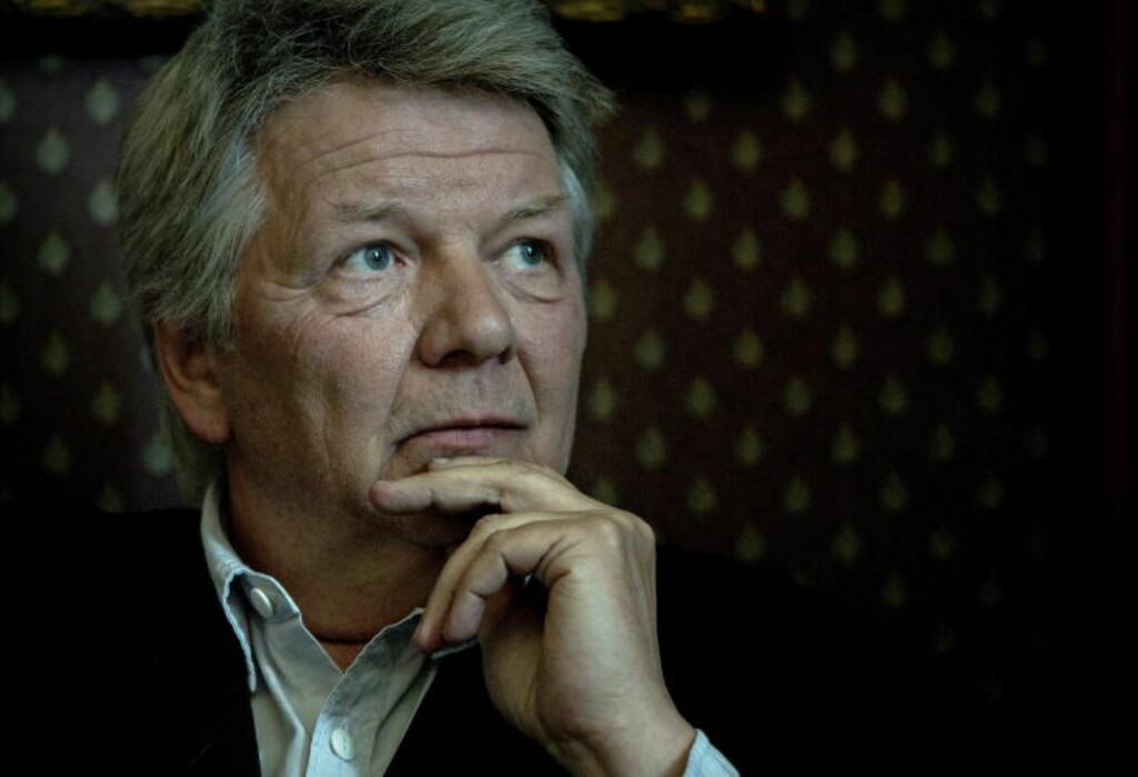 DREVEN POET: Tom Stalsberg har nylig utgitt sin femte diktsamling, "all right, himmelen". Men han gir seg ikke, nå kommer han med verselinjer av det sønderskutte og blodstenkte slaget. Foto: Lars Eivind Bones / Dagbladet DREVEN POET: Tom Stalsberg har nylig utgitt sin femte diktsamling, "all right, himmelen". Men han gir seg ikke, nå kommer han med verselinjer av det sønderskutte og blodstenkte slaget. Foto: Lars Eivind Bones / Dagbladet