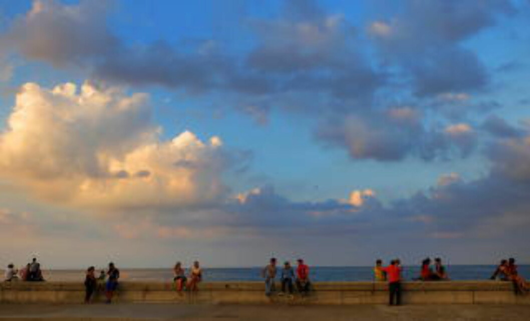<strong>DRØMMER:</strong> Malecón er en strandpromenade for romantikk, vennskap og drømmer. På andre siden av havet ligger USA. Langs Malecon er det også fint å ta en joggetur. Foto: HANS ARNE VEDLOG <strong>DRØMMER:</strong> Malecón er en strandpromenade for romantikk, vennskap og drømmer. På andre siden av havet ligger USA. Langs Malecon er det også fint å ta en joggetur. Foto: HANS ARNE VEDLOG