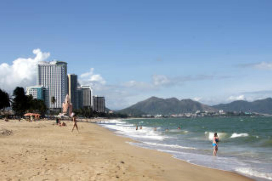 NHA TRANG: I badebyen Nha Trang er det påfallende mye som minner om Miami. Den sju kilometer lange sandstranda bader i solskinn, mens badeløver vaker i bølgene. Foto: KJERSTI VANGERUD NHA TRANG: I badebyen Nha Trang er det påfallende mye som minner om Miami. Den sju kilometer lange sandstranda bader i solskinn, mens badeløver vaker i bølgene. Foto: KJERSTI VANGERUD