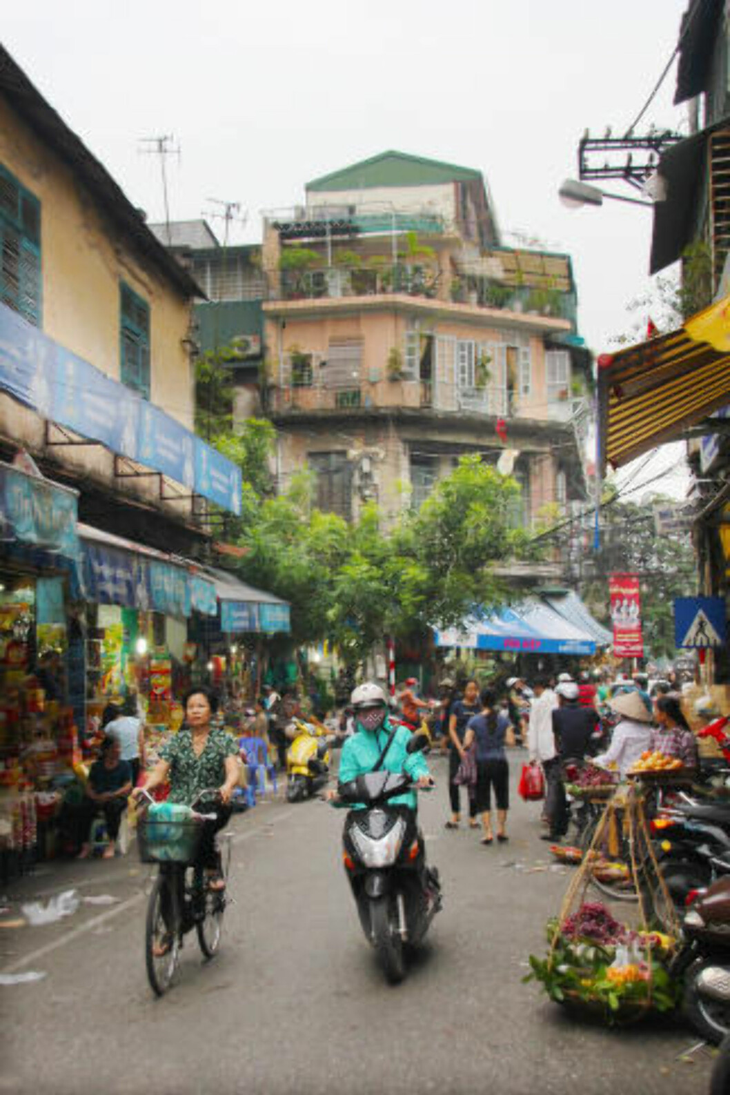 HANOI: Finn deg en hyggelig bar eller gaterestaurant, og vent på at fantastiske fotomotiv suser forbi. Foto: KJERSTI VANGERUD HANOI: Finn deg en hyggelig bar eller gaterestaurant, og vent på at fantastiske fotomotiv suser forbi. Foto: KJERSTI VANGERUD
