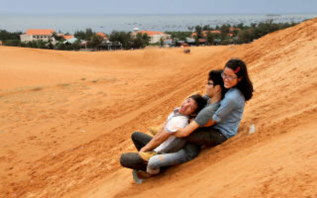 MUI NE: Med stabilt gode vindforhold for kitere og vindsurfere er strandbyen Mui Ne et eldorado for aktiviteter på vannet. For den som har vannskrekk, er det faktisk mulig å surfe på land. Foto: RUNAR LARSEN MUI NE: Med stabilt gode vindforhold for kitere og vindsurfere er strandbyen Mui Ne et eldorado for aktiviteter på vannet. For den som har vannskrekk, er det faktisk mulig å surfe på land. Foto: RUNAR LARSEN
