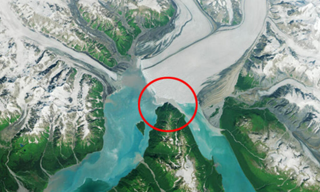 image: Bildet viser at den voksende isbreen snart stenger hele fjorden. Det kan få katastrofale følger