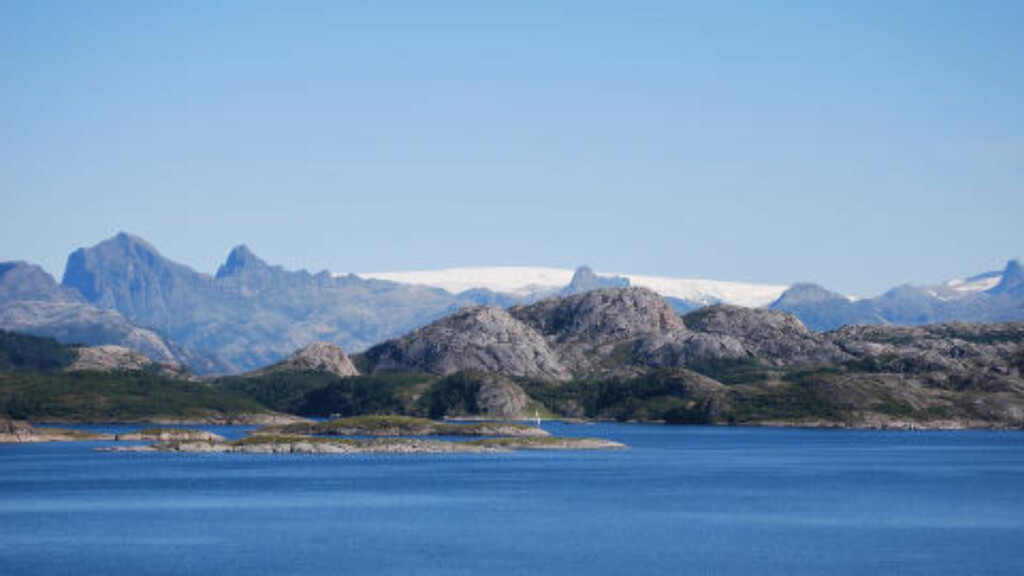 VÆRHARDT: Det er ikke bare-bare å få seg et landsted her ute i havgapet utenfor Nordland, forklarer eier Kent Karlsen. For å komme deg ut er du avhengig av egen båt, og det er verken vann eller strøm her ute. Foto: PRIVAT VÆRHARDT: Det er ikke bare-bare å få seg et landsted her ute i havgapet utenfor Nordland, forklarer eier Kent Karlsen. For å komme deg ut er du avhengig av egen båt, og det er verken vann eller strøm her ute. Foto: PRIVAT