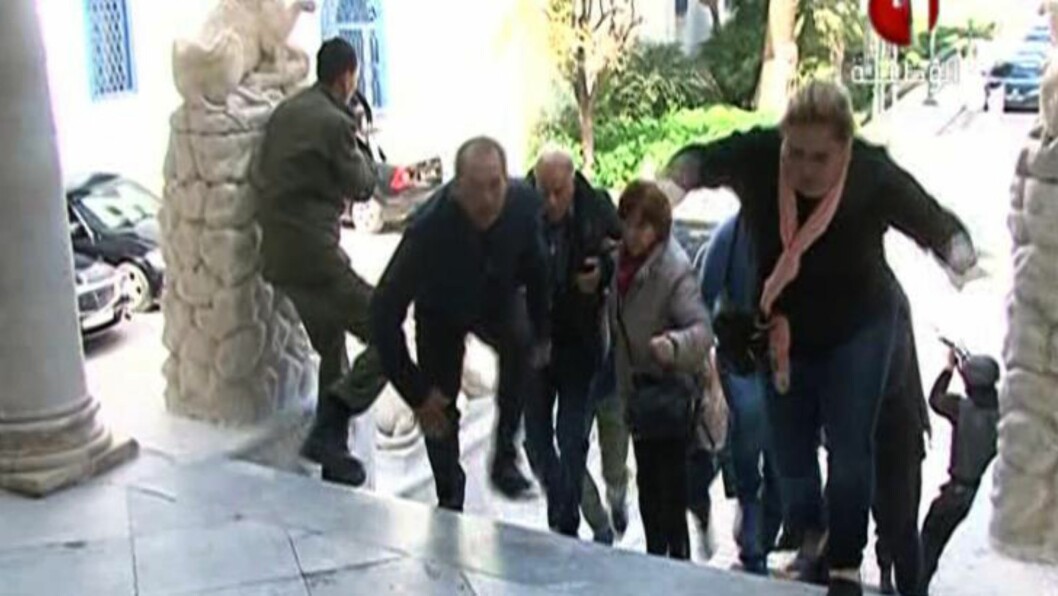 TOK GISLER: Et bilde tatt fra Tunisisk statlig TV viser gisler som rømmer fra bardo-museet , det to angripere drepte turister og tok gisler i dag. Foto: AFP PHOTO / TUNISIA 1 TOK GISLER: Et bilde tatt fra Tunisisk statlig TV viser gisler som rømmer fra bardo-museet , det to angripere drepte turister og tok gisler i dag. Foto: AFP PHOTO / TUNISIA 1