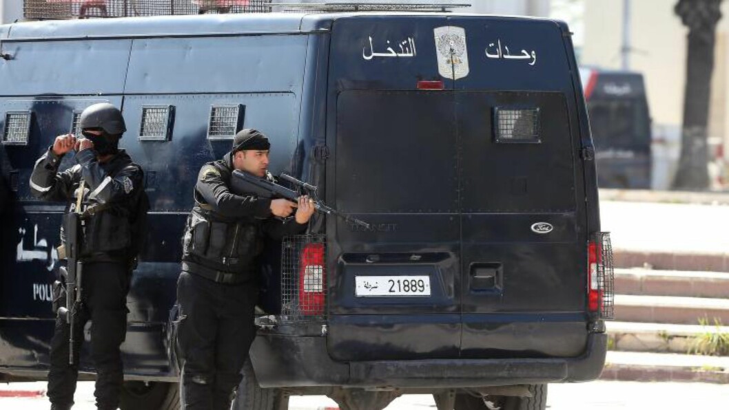 GISSELSITUASJON: Tunisiske sikkerhetsstyrker tar oppstilling utenfor Bardo-museet. Foto: EPA / MOHAMED MESSARA / NTB scanpix GISSELSITUASJON: Tunisiske sikkerhetsstyrker tar oppstilling utenfor Bardo-museet. Foto: EPA / MOHAMED MESSARA / NTB scanpix