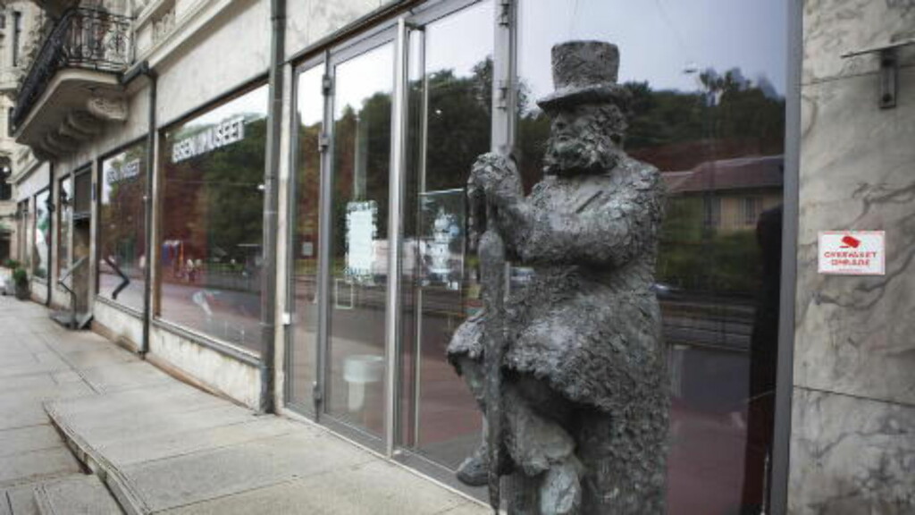 IBSENS BOLIG: Henrik Ibsen gikk fra arbeidsværelset sitt i Arbins gate 1 og ned til Grand Café hver dag klokka halv tolv. Nå er Ibsens bolig museum. Foto: Anders Grønneberg/ Dagbladet IBSENS BOLIG: Henrik Ibsen gikk fra arbeidsværelset sitt i Arbins gate 1 og ned til Grand Café hver dag klokka halv tolv. Nå er Ibsens bolig museum. Foto: Anders Grønneberg/ Dagbladet
