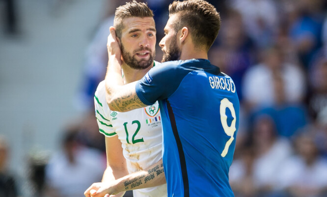 <strong>UTVIST:</strong> Shane Duffy (24) ble utvist også i EM-åttedelsfinalen mot Frankrike. Her får han trøst av Olivier Giroud. Foto: NTB Scanpix <strong>UTVIST:</strong> Shane Duffy (24) ble utvist også i EM-åttedelsfinalen mot Frankrike. Her får han trøst av Olivier Giroud. Foto: NTB Scanpix
