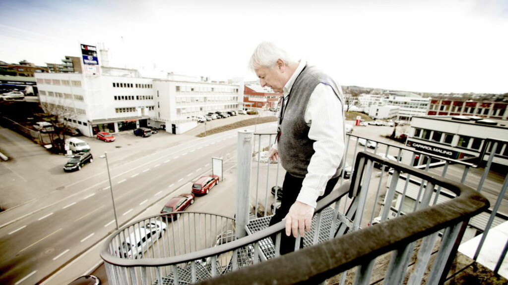 BAK RYGGEN: - Tidligere var et håndtrykk et håndtrykk, men sånn er det ikke lenger, sukker Thor Jegard. Han mener selskapet til en av Norges rikeste, Johan H. Andresen, gikk bak hans rygg i budkonkurransen om tomta til blant annet eiendommen han her er på vei ned fra i Ensjøveien i Oslo. Foto: Bjørn Langsem BAK RYGGEN: - Tidligere var et håndtrykk et håndtrykk, men sånn er det ikke lenger, sukker Thor Jegard. Han mener selskapet til en av Norges rikeste, Johan H. Andresen, gikk bak hans rygg i budkonkurransen om tomta til blant annet eiendommen han her er på vei ned fra i Ensjøveien i Oslo. Foto: Bjørn Langsem