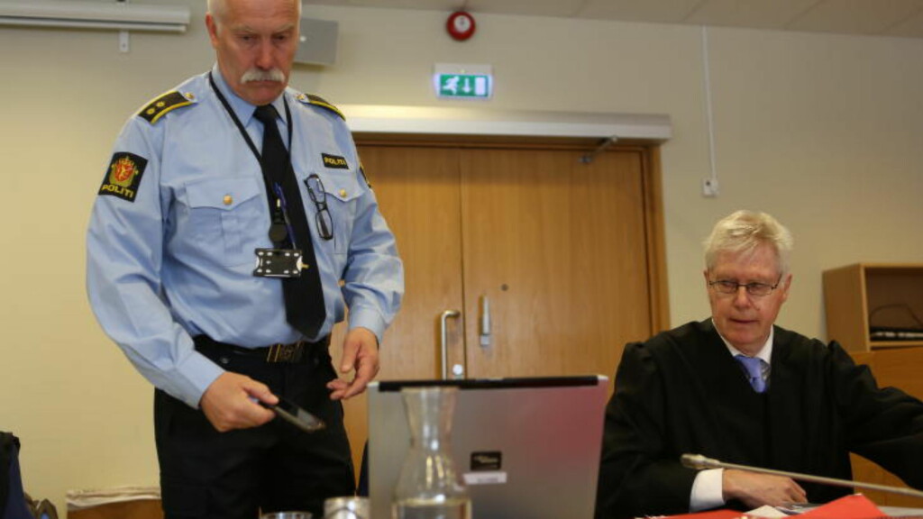 I RETTEN: Aktørene har tatt plass i rettssalen i Nedre Romerike tingrett, fredag morgen - aktor, politiadvokat Kåre Kalvø til høyre, politibetjent Ola Fallang ved Aurskog Høland lensmannskontor til venstre. Foto: Christian Roth Christensen / Dagbladet. I RETTEN: Aktørene har tatt plass i rettssalen i Nedre Romerike tingrett, fredag morgen - aktor, politiadvokat Kåre Kalvø til høyre, politibetjent Ola Fallang ved Aurskog Høland lensmannskontor til venstre. Foto: Christian Roth Christensen / Dagbladet.