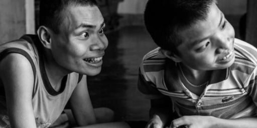 image: Brødrene Tri (16) og Hau (15) er blant de 500 000 som er født med skader etter den kjemiske krigføringen i Vietnam