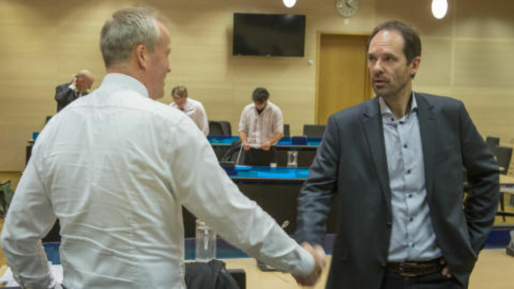 MØTTE I RETTEN: Direktør Jan-Gunnar Winther i Norsk Polarinstitutt (t.h.) redegjorde i Hålogaland tingrett for den korrespondansen som hadde vært mellom de ulikes land polarmyndigheter.
Foto: Jan-Morten Bjørnbakk / NTB scanpix MØTTE I RETTEN: Direktør Jan-Gunnar Winther i Norsk Polarinstitutt (t.h.) redegjorde i Hålogaland tingrett for den korrespondansen som hadde vært mellom de ulikes land polarmyndigheter.
Foto: Jan-Morten Bjørnbakk / NTB scanpix
