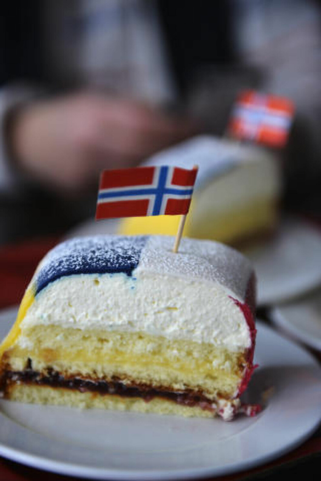 <strong>HURRA FOR NORGE:</strong> På Fricks Konditori i Rättvik har de laget sin egen norgestårta - med en egen forbrødringstvist på flaggfargene. Foto: GJERMUND GLESNES <strong>HURRA FOR NORGE:</strong> På Fricks Konditori i Rättvik har de laget sin egen norgestårta - med en egen forbrødringstvist på flaggfargene. Foto: GJERMUND GLESNES