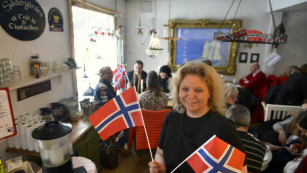 <strong>VÄLKOMNA:</strong> Louise Ohlén har pyntet Södergården Café med norske flagg, og lover å ikke bli sur selv om Petter Northug skulle vinne alle rennene. Foto: GJERMUND GLESNES <strong>VÄLKOMNA:</strong> Louise Ohlén har pyntet Södergården Café med norske flagg, og lover å ikke bli sur selv om Petter Northug skulle vinne alle rennene. Foto: GJERMUND GLESNES