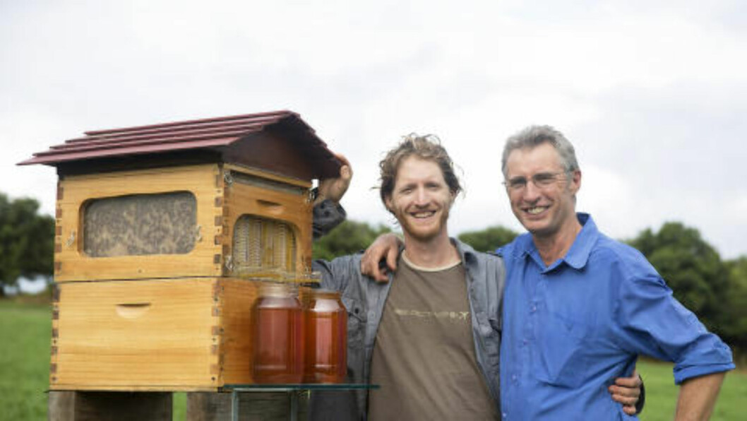 FAR OG SØNN: Det er Cedar Anderson (34) og Stu Anderson (60) som står bak den nye bikubeoppfinnelsen. Foto: Flow Hive FAR OG SØNN: Det er Cedar Anderson (34) og Stu Anderson (60) som står bak den nye bikubeoppfinnelsen. Foto: Flow Hive
