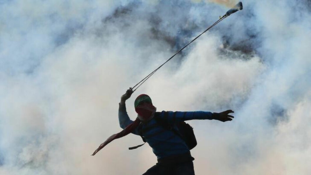 <strong>SPENT STEMNING:</strong> En maskert palestiner kaster en tåregassgranat tilbake mot de israelske soldatene som akkurat har sendt dem mot de steinkastede palestinere utenfor Ofer-fengselet, nær Ramallah. Gårsdagens angrep i en synagoge i Jerusalem har gjort stemningen i det både Israel og palestinerne vil ha til sin hovedstad enda mer spent. Foto: Abbas Momani/Afp/Scanpix <strong>SPENT STEMNING:</strong> En maskert palestiner kaster en tåregassgranat tilbake mot de israelske soldatene som akkurat har sendt dem mot de steinkastede palestinere utenfor Ofer-fengselet, nær Ramallah. Gårsdagens angrep i en synagoge i Jerusalem har gjort stemningen i det både Israel og palestinerne vil ha til sin hovedstad enda mer spent. Foto: Abbas Momani/Afp/Scanpix