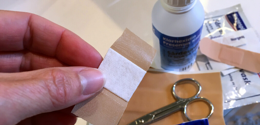 Hvordan skal du legge plaster på såret? Hvordan skal du legge plaster på såret?