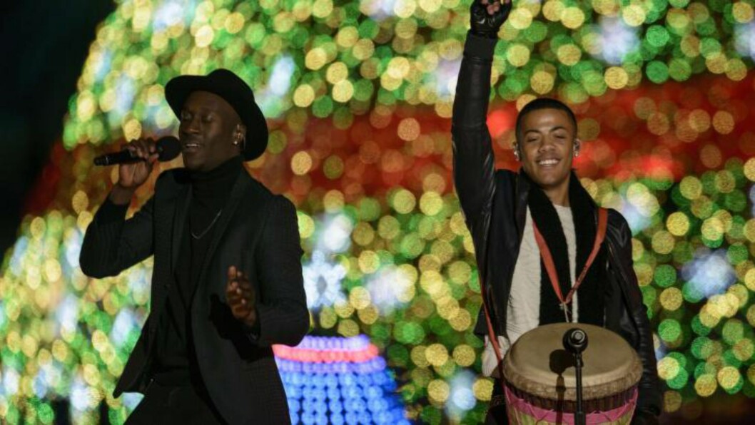 <strong>SPILTE :</strong>Nico & Vinz sørget for god stemning under tenninga av julegrana utenfor Det hvite hus i går kveld. Foto: Scanpix. <strong>SPILTE :</strong>Nico & Vinz sørget for god stemning under tenninga av julegrana utenfor Det hvite hus i går kveld. Foto: Scanpix.