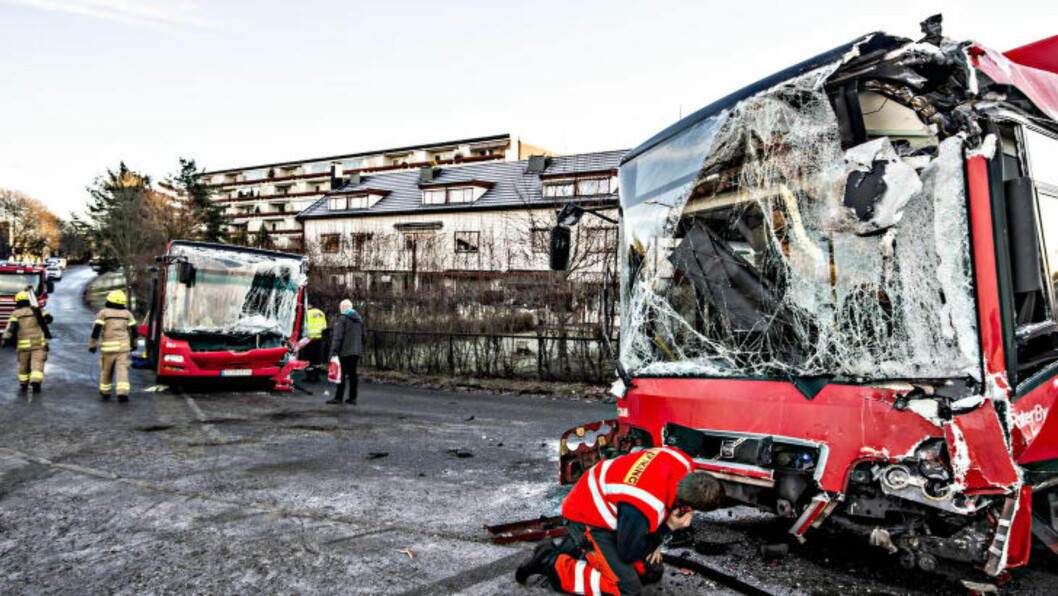 <strong>STOR SKADE:</strong> Begge bussene er skadd. Foto: Hans Arne Vedlog / Dagbladet <strong>STOR SKADE:</strong> Begge bussene er skadd. Foto: Hans Arne Vedlog / Dagbladet