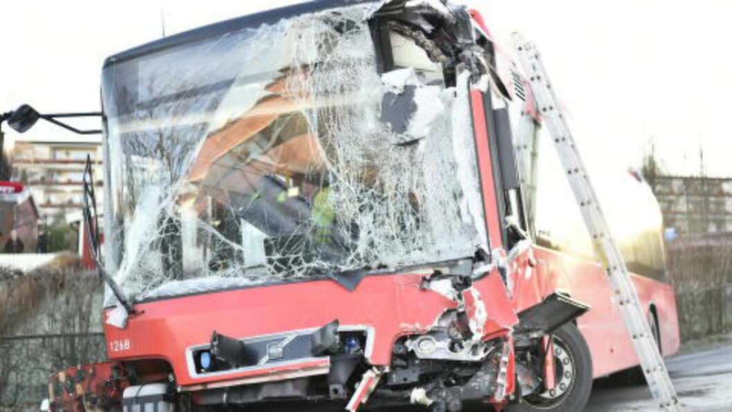 <strong>NÅ:</strong> Busskollisjon på Lindeberg i Oslo. 21 personer er sendt til legevakt. Foto: Hans Arne Vedlog / Dagbladet <strong>NÅ:</strong> Busskollisjon på Lindeberg i Oslo. 21 personer er sendt til legevakt. Foto: Hans Arne Vedlog / Dagbladet