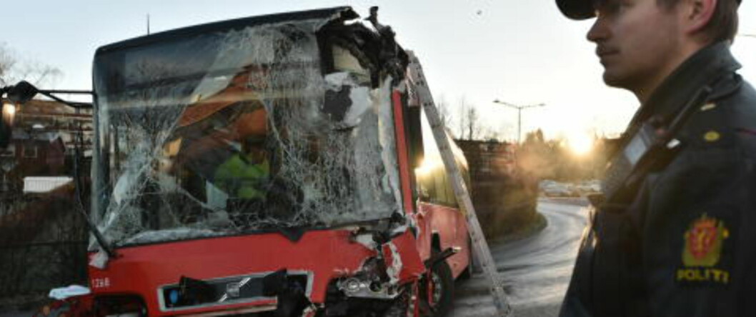 <strong>ØDELAGT:</strong> Rutebussene kolliderte i en sving. Det er svært glatte kjøreforhold i området, ifølge Dagbladets reporter på stedet. Foto: Hans Arne Vedlog / Dagbladet <strong>ØDELAGT:</strong> Rutebussene kolliderte i en sving. Det er svært glatte kjøreforhold i området, ifølge Dagbladets reporter på stedet. Foto: Hans Arne Vedlog / Dagbladet