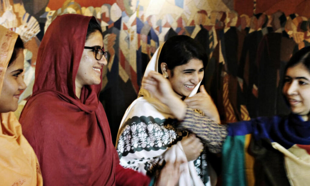 image: Jentene som ble glemt: Da Taliban kom inn på skolebussen i 2012, traff kulene også Kainat (17) og Shazia (16)
