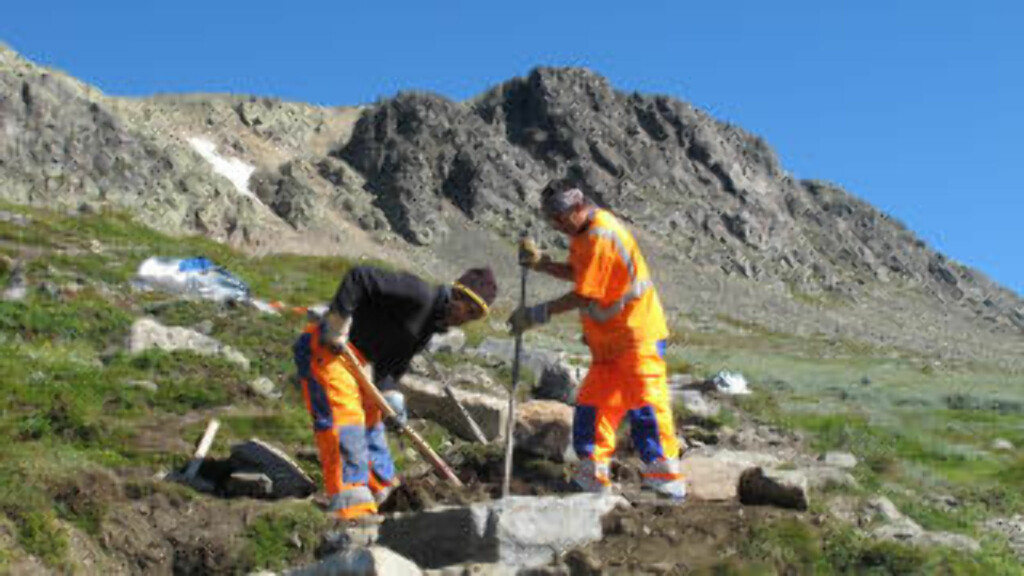 PROFF HJELP: Sherpaer fra Nepal har gjort en stor innsats ved Hallingskarvet. Foto: PETTER BRAATEN / STATENS NATUROPPSYN PROFF HJELP: Sherpaer fra Nepal har gjort en stor innsats ved Hallingskarvet. Foto: PETTER BRAATEN / STATENS NATUROPPSYN