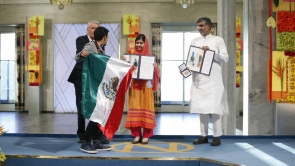 VED PRISVINNERNE: Den unge mannen kom helt opp til Malala Yousafzai og Kailash Satyarthi. Foto: Cornelius Poppe / NTB scanpix VED PRISVINNERNE: Den unge mannen kom helt opp til Malala Yousafzai og Kailash Satyarthi. Foto: Cornelius Poppe / NTB scanpix