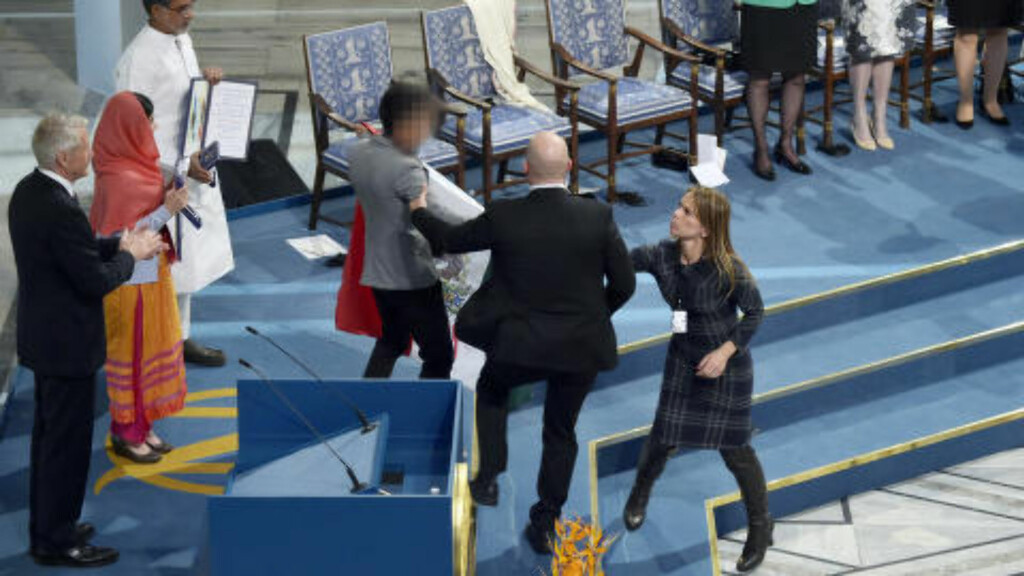 TAS HÅND OM: Etter at Torbjørn Jagland selv først tok tak i gutten, kommer sikkerhetsvakter til. Foto: Hans Arne Vedlog / Dagbladet TAS HÅND OM: Etter at Torbjørn Jagland selv først tok tak i gutten, kommer sikkerhetsvakter til. Foto: Hans Arne Vedlog / Dagbladet