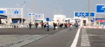 Flyktninger stormer den franske havna. Nå har ordføreren fått nok av britene Flyktninger stormer den franske havna. Nå har ordføreren fått nok av britene