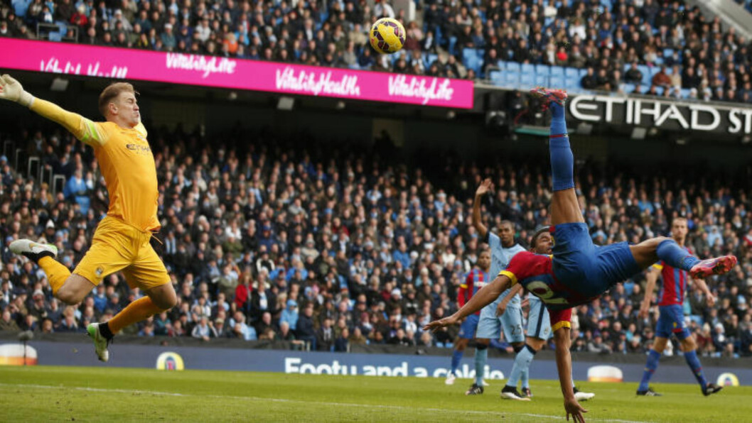 <strong>AKROBATISK:</strong> Crystal Palaces Fraizer Campbell prøvde på det umulige før pause, men klarte nesten å overliste Joe Hart. Foto: REUTERS / Phil Noble / NTB Scanpix <strong>AKROBATISK:</strong> Crystal Palaces Fraizer Campbell prøvde på det umulige før pause, men klarte nesten å overliste Joe Hart. Foto: REUTERS / Phil Noble / NTB Scanpix