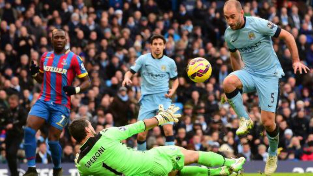 <strong>SÅ NÆR:</strong> Manchester City var bare centimetre fra å ta ledelsen før pause, men denne avslutningen fra Pablo Zabaleta strøk stolpen. Foto: AFP PHOTO / PAUL ELLIS / NTB Scanpix <strong>SÅ NÆR:</strong> Manchester City var bare centimetre fra å ta ledelsen før pause, men denne avslutningen fra Pablo Zabaleta strøk stolpen. Foto: AFP PHOTO / PAUL ELLIS / NTB Scanpix