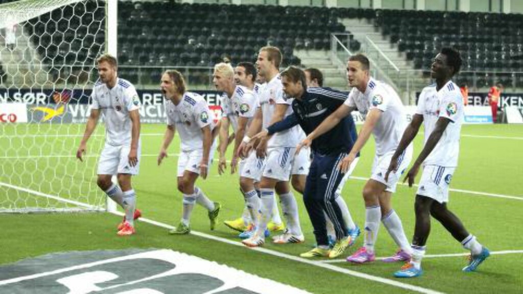 TAKKET FANSEN: Et knippe bæringer hadde tatt turen til det fagre sørland denne søndagskvelden for å støtte sitt kjære Stabæk. De fikk valuta for pengene og en hjertelig takk av sine helter etter kampen. Foto: Tor Erik Schrøder / NTB Scanpix TAKKET FANSEN: Et knippe bæringer hadde tatt turen til det fagre sørland denne søndagskvelden for å støtte sitt kjære Stabæk. De fikk valuta for pengene og en hjertelig takk av sine helter etter kampen. Foto: Tor Erik Schrøder / NTB Scanpix