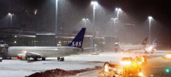 Snøfall, avising og brøyting skaper forsinkelser på Gardermoen Snøfall, avising og brøyting skaper forsinkelser på Gardermoen