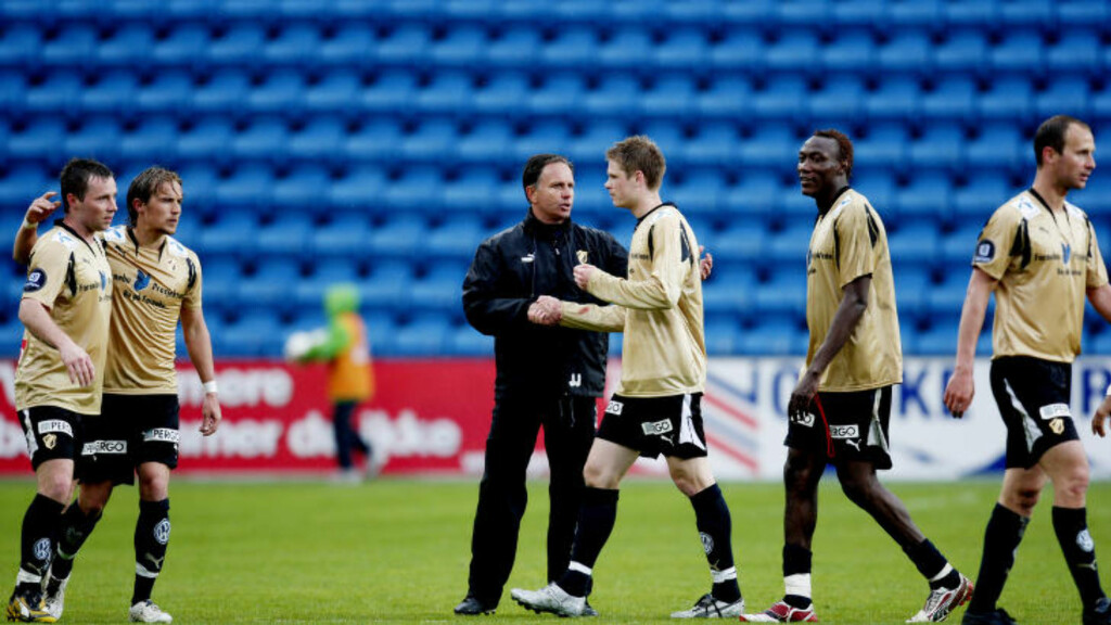 SPESIELT: Tidligere Stabæk-trener Jan Jönsson synes det fortsatt er spesielt å møte Stabæk. Mye har imidlertid forandret seg siden den nåværende AaFK-treneren var i Stabæk. Kun Jon Inge Høiland (t.h.) er igjen fra dette bildet etter borteseieren over Lyn. Foto: Stian Lysberg Solum / SCANPIX SPESIELT: Tidligere Stabæk-trener Jan Jönsson synes det fortsatt er spesielt å møte Stabæk. Mye har imidlertid forandret seg siden den nåværende AaFK-treneren var i Stabæk. Kun Jon Inge Høiland (t.h.) er igjen fra dette bildet etter borteseieren over Lyn. Foto: Stian Lysberg Solum / SCANPIX