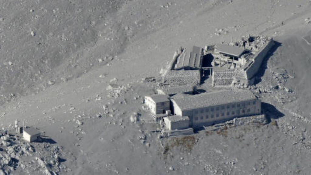 BERGET SEG: Flere enn 250 klatrere har berget seg inn i fjellstuer i nærheten av toppen av vulkanen, melder japanske NHK. Foto: SCANPIX/REUTERS/Kyodo BERGET SEG: Flere enn 250 klatrere har berget seg inn i fjellstuer i nærheten av toppen av vulkanen, melder japanske NHK. Foto: SCANPIX/REUTERS/Kyodo