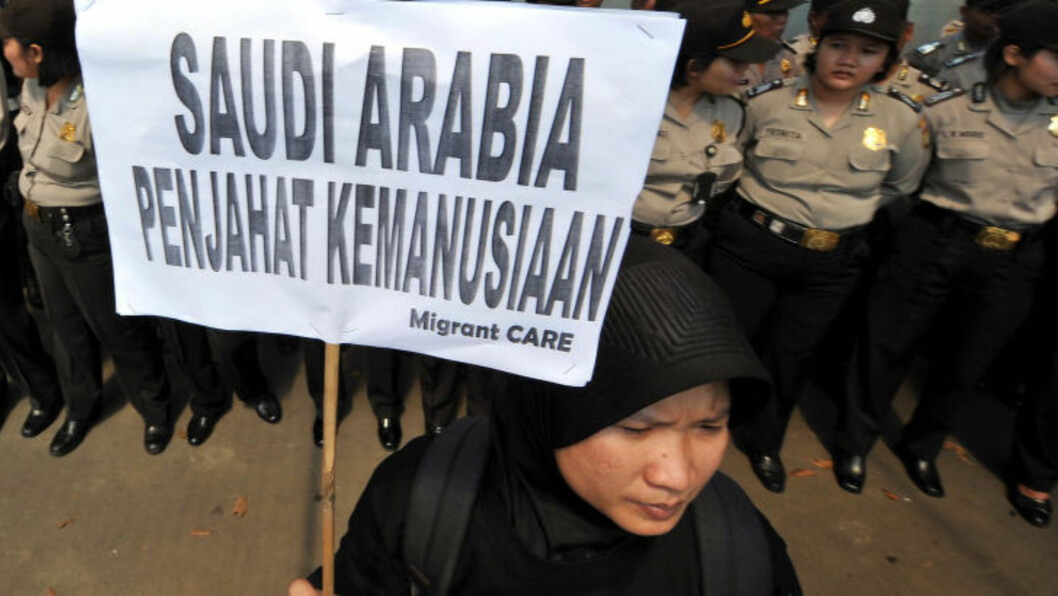<strong>- FORBRYTER-NASJON:</strong> «Saudi-Arabia - en forbryter mot menneskeheten», står det på denne plakaten i Indonesia. I 2011 demonstrerte de mot henrettelsen av en indonesier som jobbet i Saudi-Arabia. Foto: AFP/ADEK BERRY <strong>- FORBRYTER-NASJON:</strong> «Saudi-Arabia - en forbryter mot menneskeheten», står det på denne plakaten i Indonesia. I 2011 demonstrerte de mot henrettelsen av en indonesier som jobbet i Saudi-Arabia. Foto: AFP/ADEK BERRY